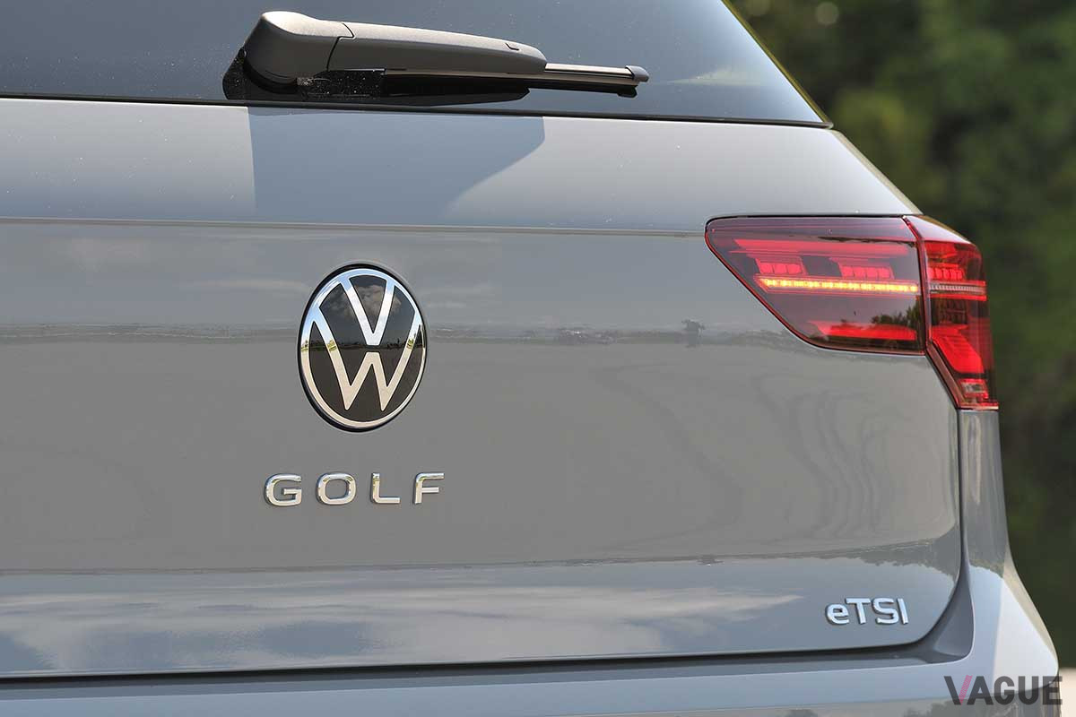 VW新型「ゴルフ」のエンブレム