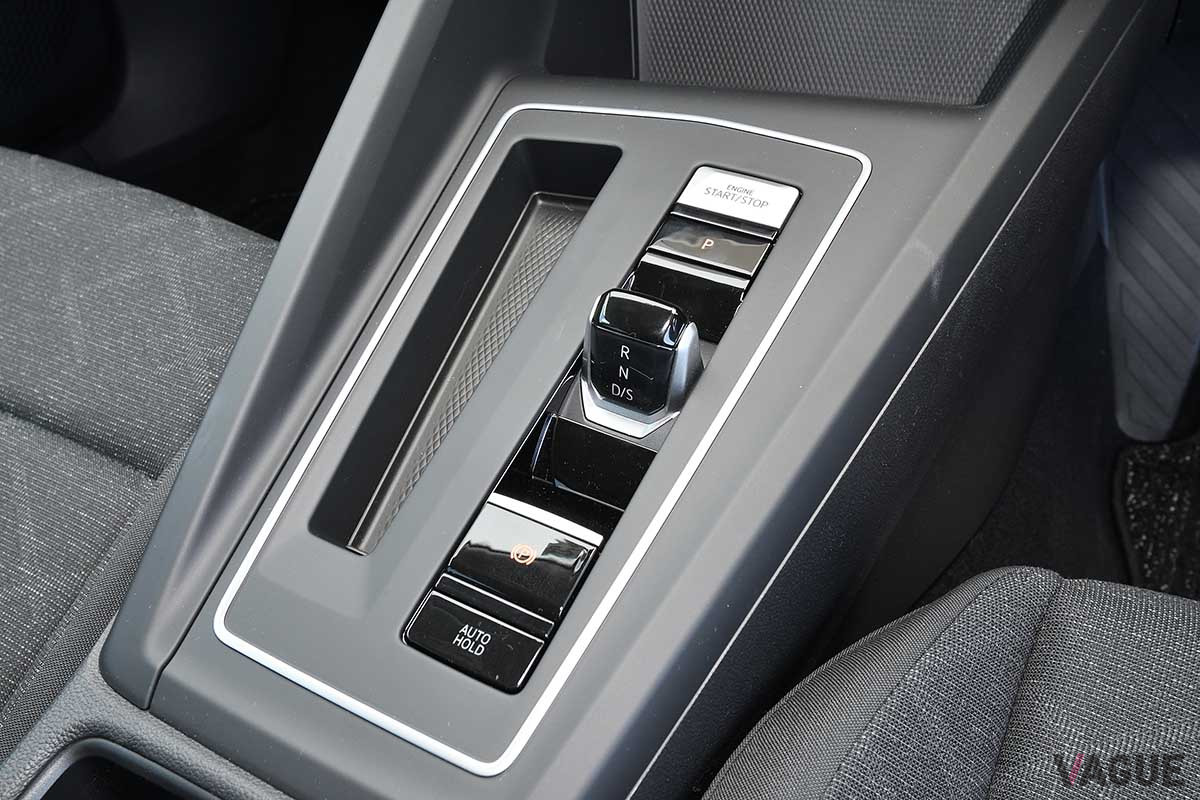 VW新型「ゴルフ」のシフトセレクター。トランスミッションは7速DSG（DCT）