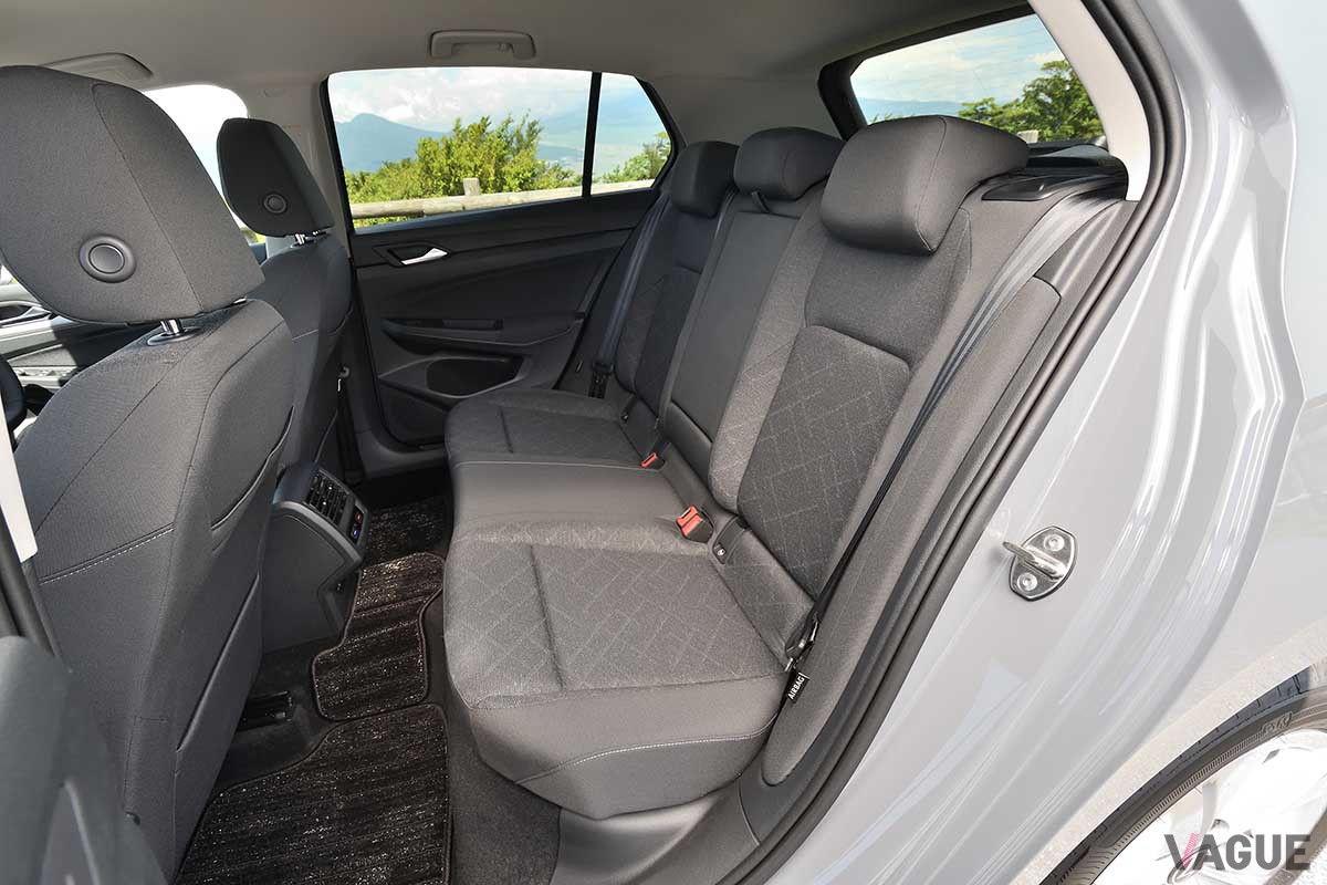 VW新型「ゴルフeTSI Active」のリアシート