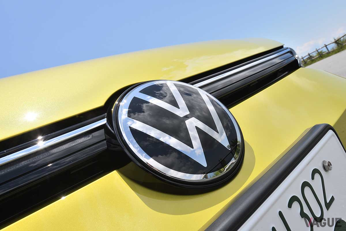 VW新型「ゴルフ」のエンブレム。VWマークは最新のものだ
