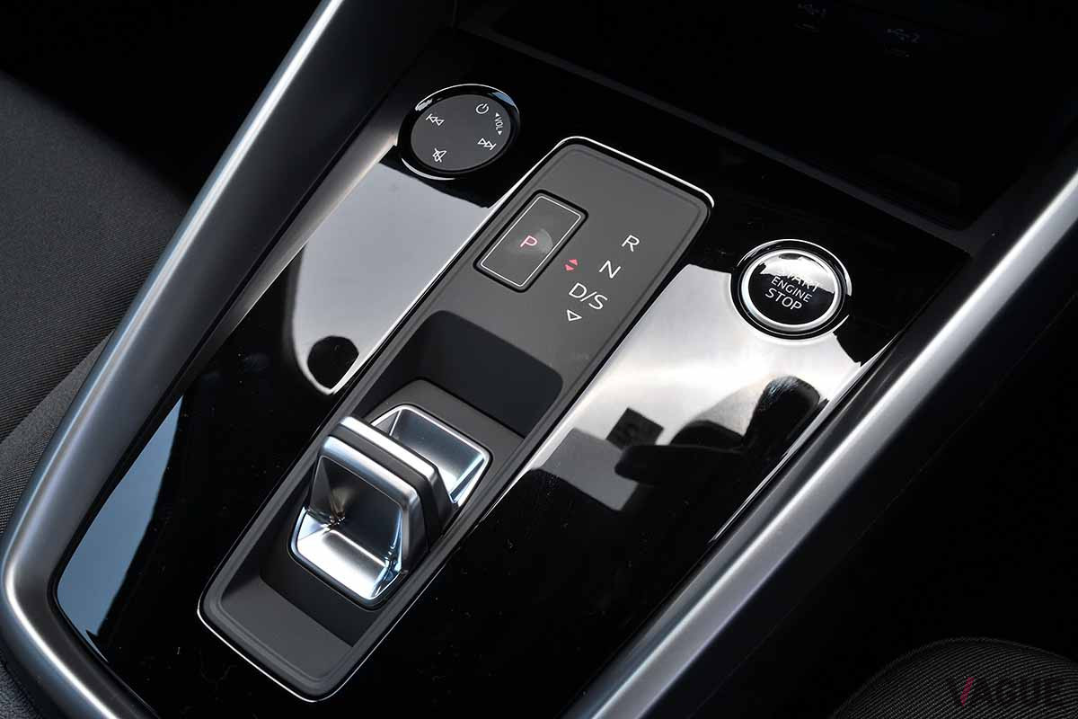 アウディ新型「A3セダン」のシフトセレクター。トランスミッションは7速Sトロニック（DCT）