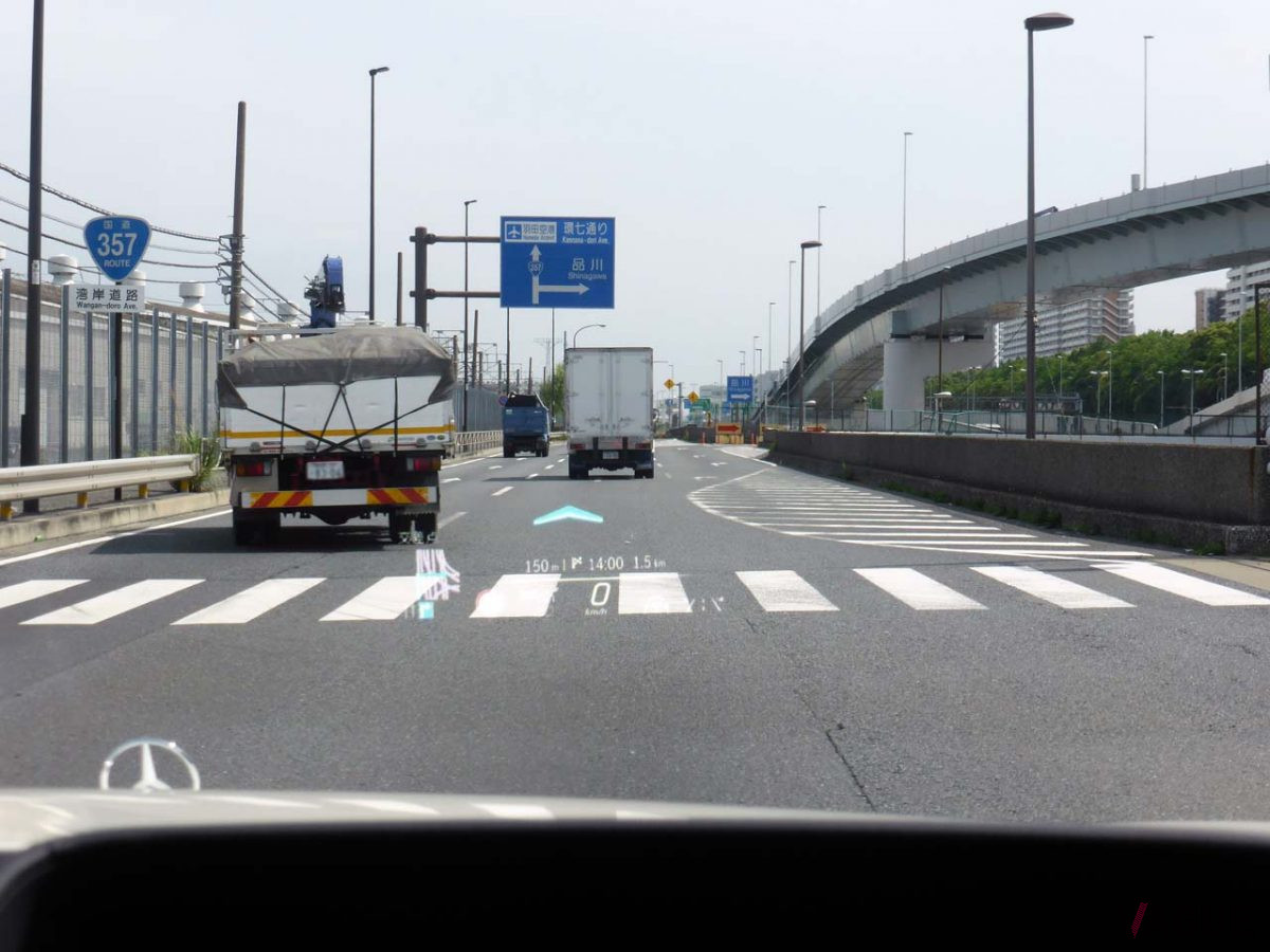 AR表示は分岐点に近づくと、一般道は約300m手前、高速道では約1km手前で直進を示す矢印がポップアップされ、その後、分岐点へ近づくに従って連続する矢印が進行方向を示しながら徐々にサイズアップしていく※写真はカメラを固定して撮影したもの