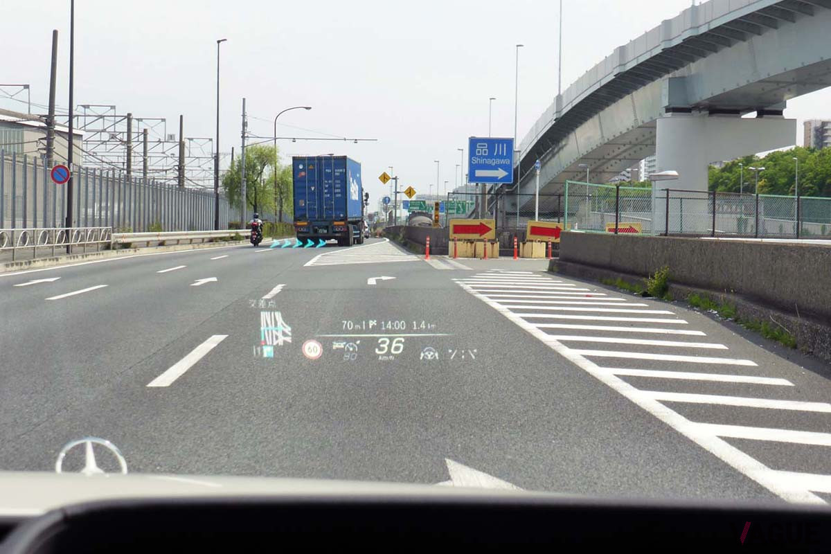 AR表示は分岐点に近づくと、一般道は約300m手前、高速道では約1km手前で直進を示す矢印がポップアップされ、その後、分岐点へ近づくに従って連続する矢印が進行方向を示しながら徐々にサイズアップしていく※写真はカメラを固定して撮影したもの