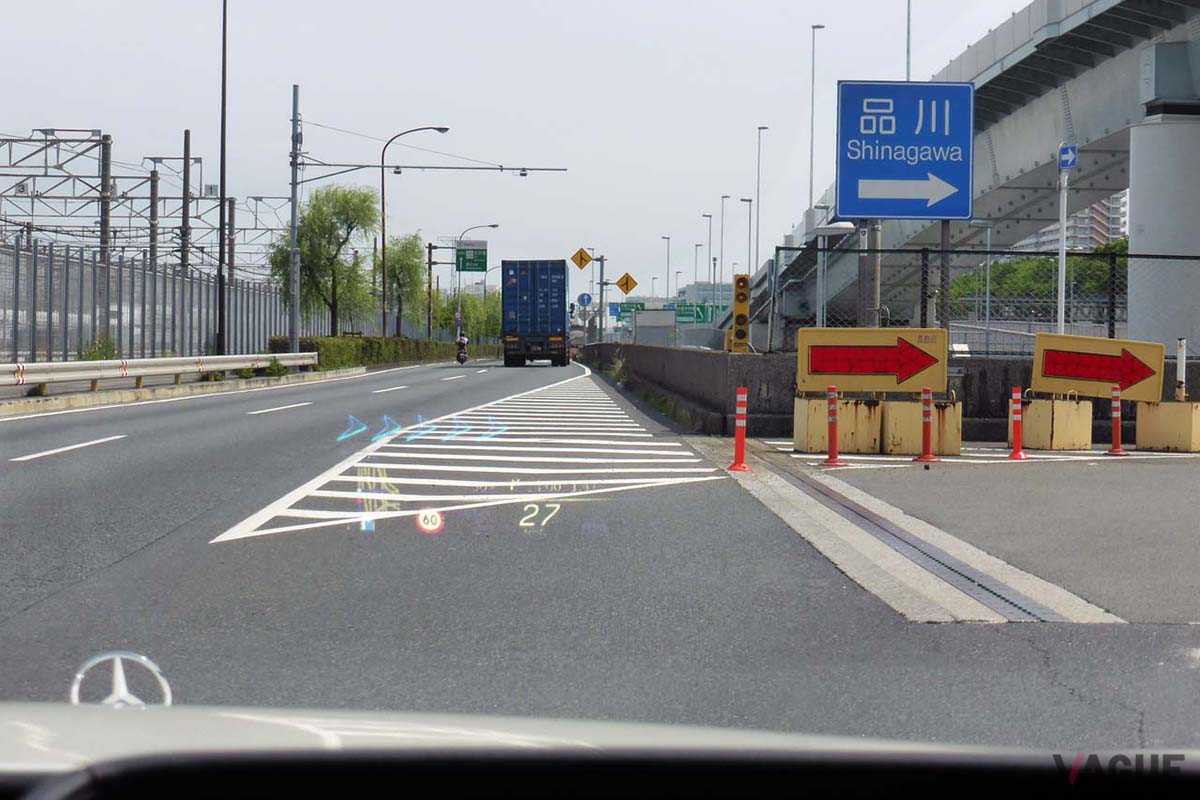 AR表示は分岐点に近づくと、一般道は約300m手前、高速道では約1km手前で直進を示す矢印がポップアップされ、その後、分岐点へ近づくに従って連続する矢印が進行方向を示しながら徐々にサイズアップしていく※写真はカメラを固定して撮影したもの