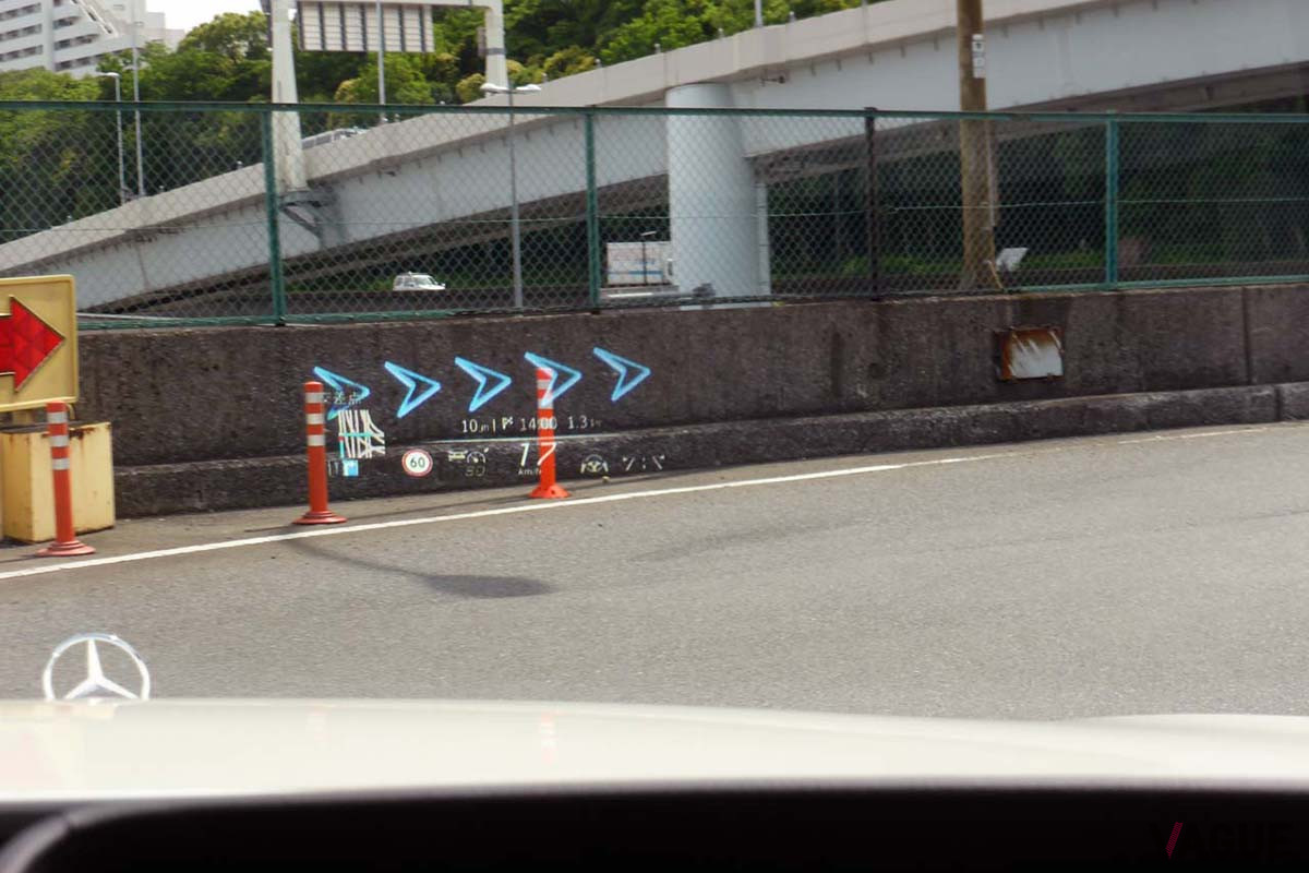 AR表示は分岐点に近づくと、一般道は約300m手前、高速道では約1km手前で直進を示す矢印がポップアップされ、その後、分岐点へ近づくに従って連続する矢印が進行方向を示しながら徐々にサイズアップしていく※写真はカメラを固定して撮影したもの