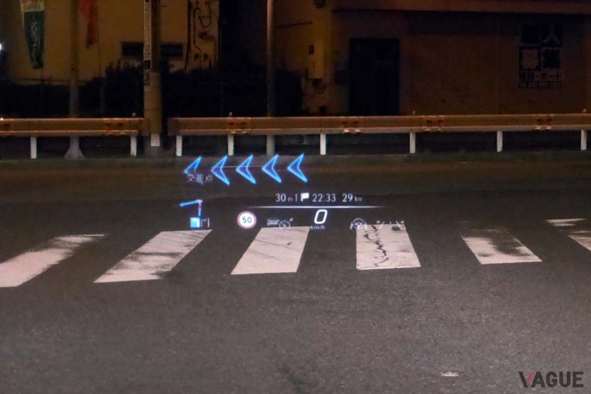 夜間でも基本的には鮮明そのもの。先行車のテールランプに重なると見えにくくもなるが、走行中なら互いに動いているのでそれほど気にはならない※写真はカメラを固定して撮影したもの