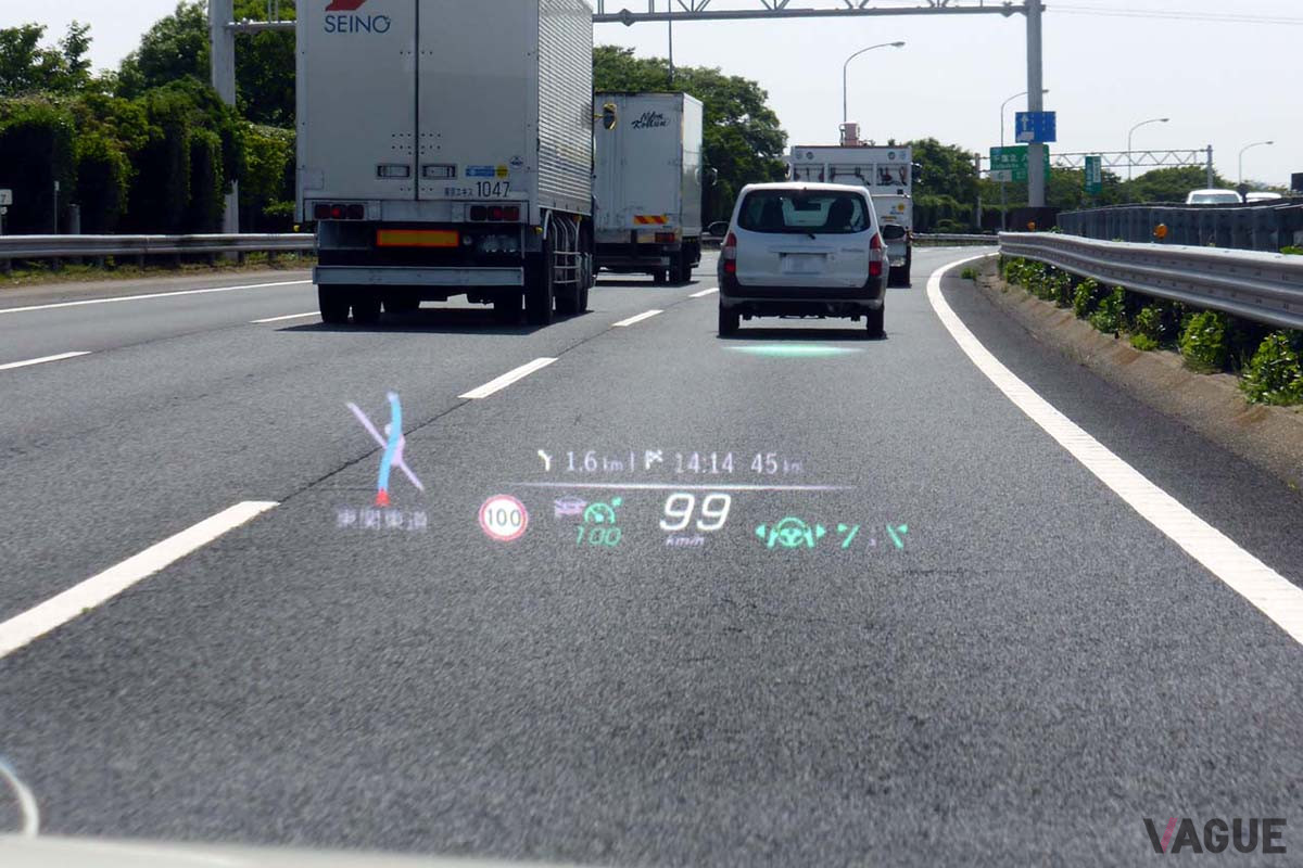 先行車との車間は車両下にアイコンを表示してそれを示す。車間が縮まるとアイコンは徐々に下側に下りてきて、危険領域まで近づくと赤い三角の警告が表示される※写真はカメラを固定して撮影したもの