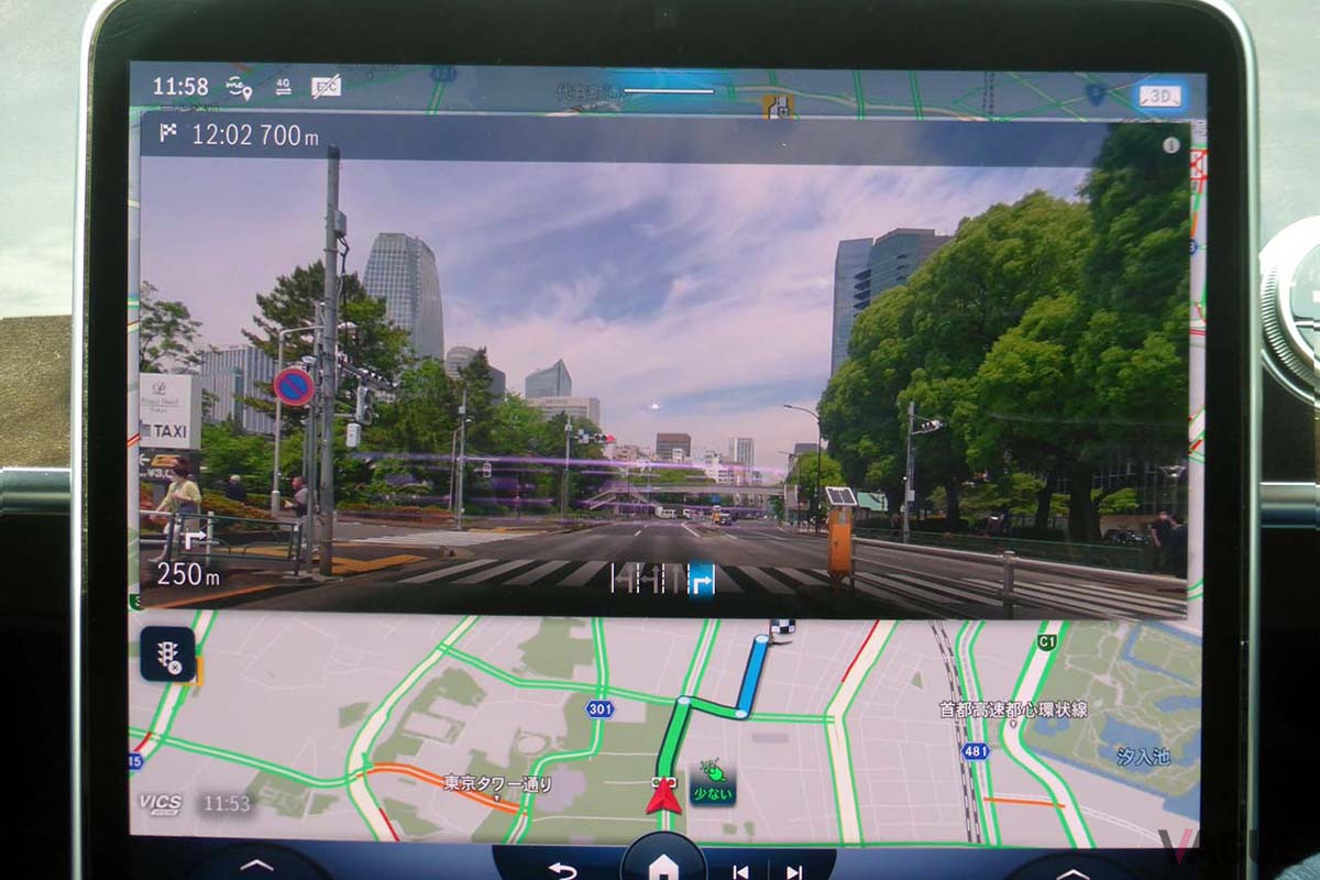車両が停止すると12.8インチの巨大な有機ELディスプレイには前方カメラで撮影した風景を表示。歩行者検知などにも活用されている