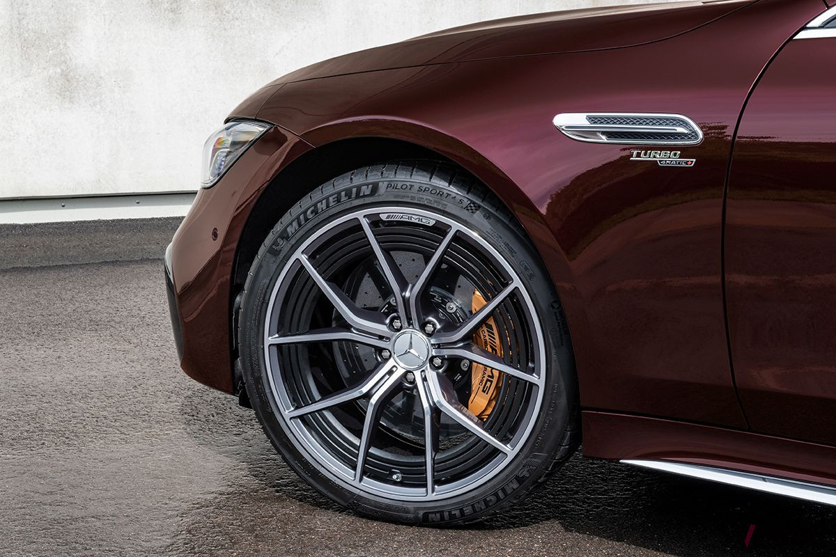 改良新型「メルセデスAMG GT 4ドアクーペ」のタイヤ