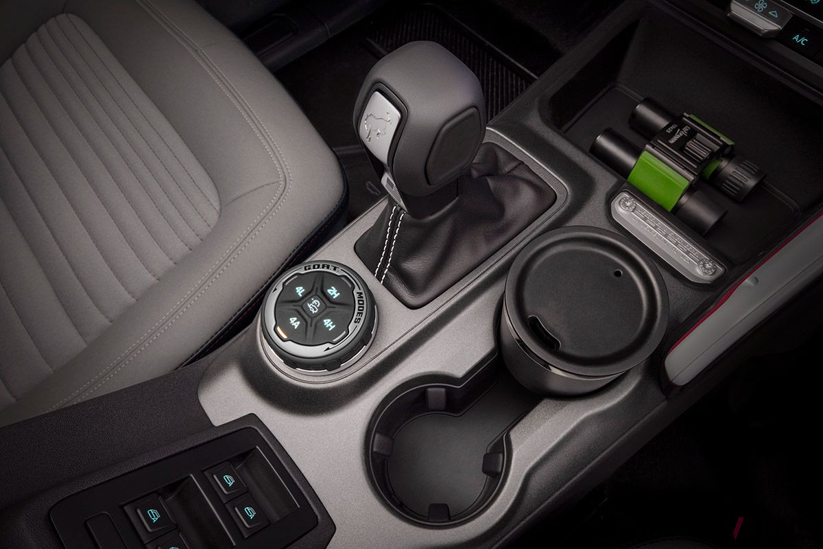 フォード新型「ブロンコ」4ドアのシフトセレクターと4WDセレクター