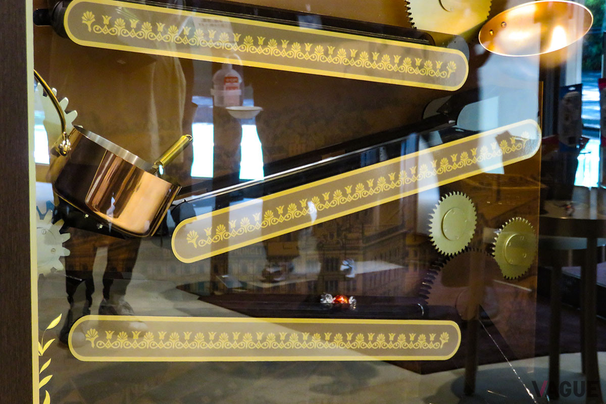 選んだリンドールがからくり仕掛けのマシンを転がり落ちてくる