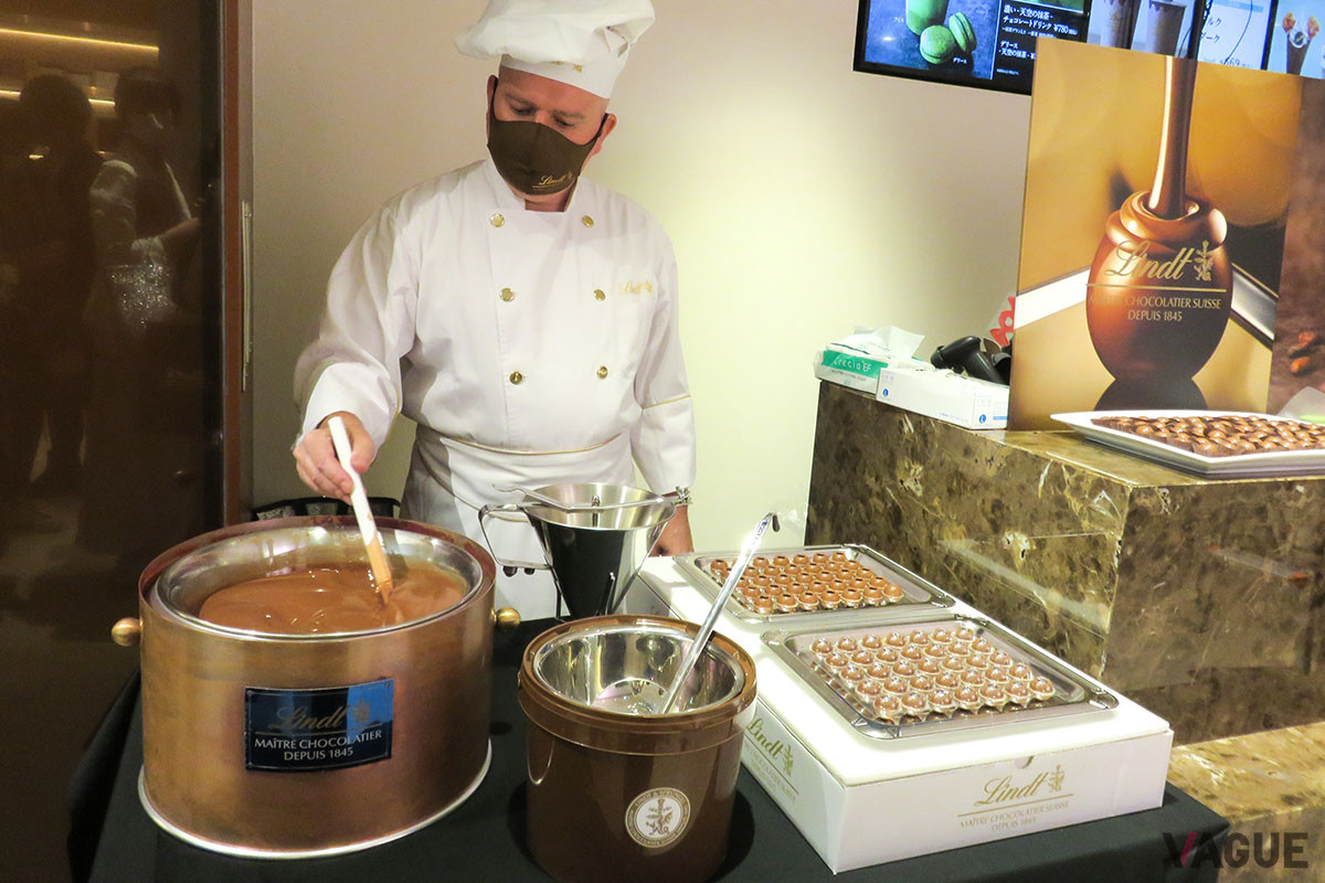 定番人気のミルクチョコレートのフレッシュリンドールが目の前で作られ、当日のゲストにふるまわれた