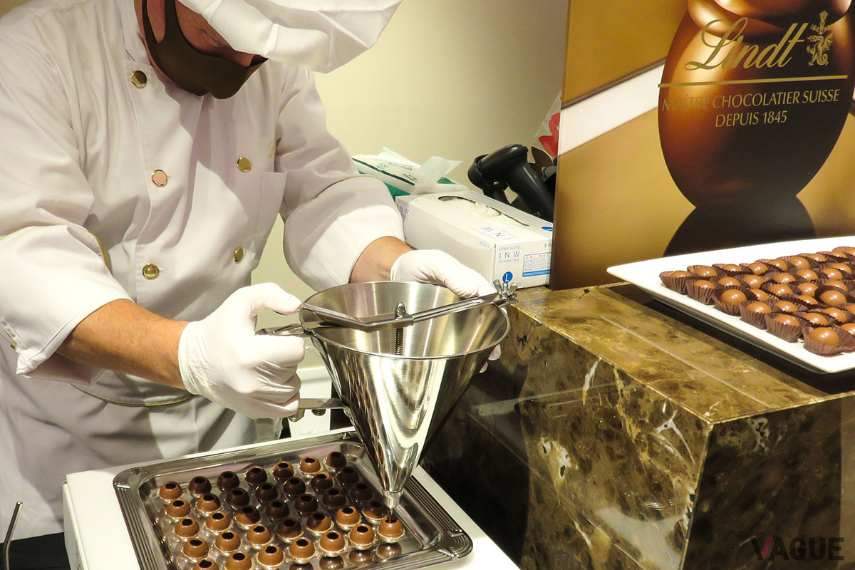 特別のシェルにひとつずつ手作業でミルクチョコレートが注がれる