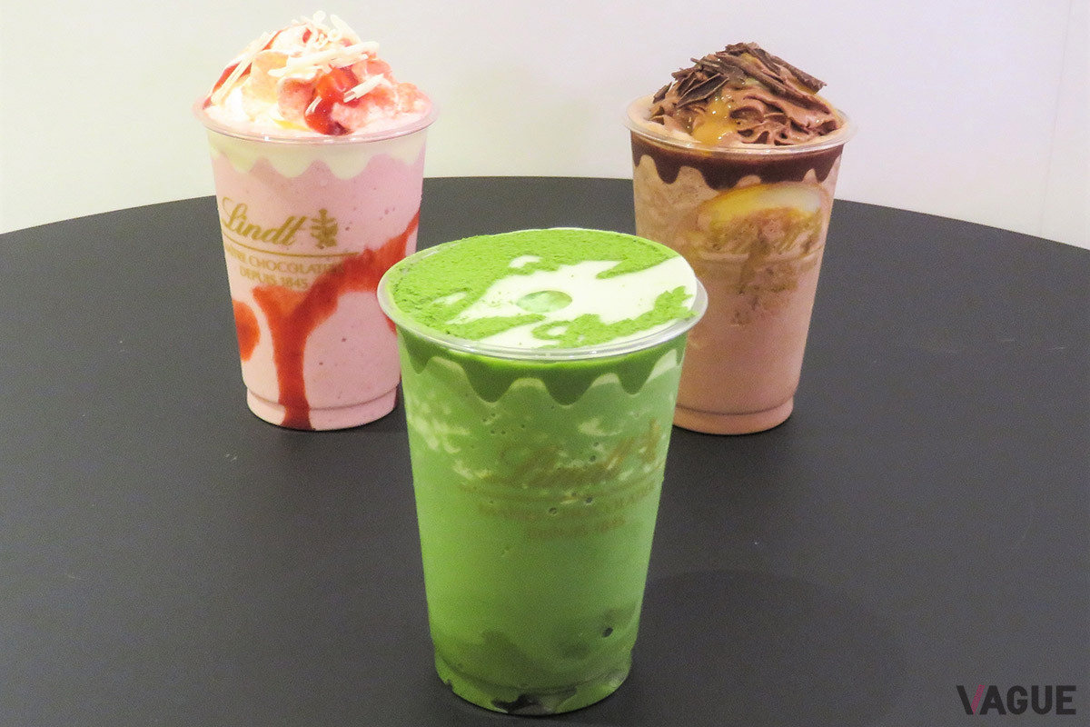 左奥：ストロベリー 699円（消費税込）／右奥：オレンジ 699円（消費税込）/手前：「リンツ 濃いー天空の抹茶―チョコレートドリンク」 780円（消費税込）