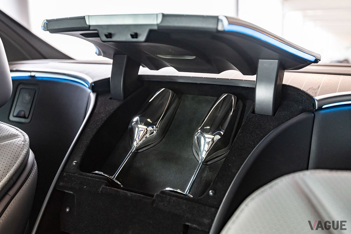 新型「メルセデス・マイバッハSクラス」のシャンパングラスホルダー