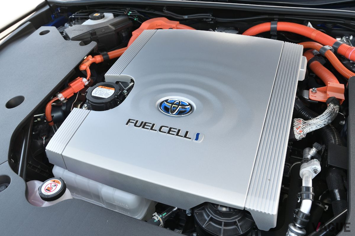 トヨタ新型「ミライ」のボンネット下