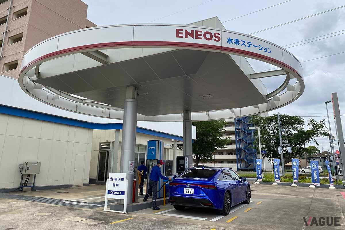 水素ステーションでの水素充填。2021年6月現在、水素1kgの価格は1100円（消費税込で1210円）だった