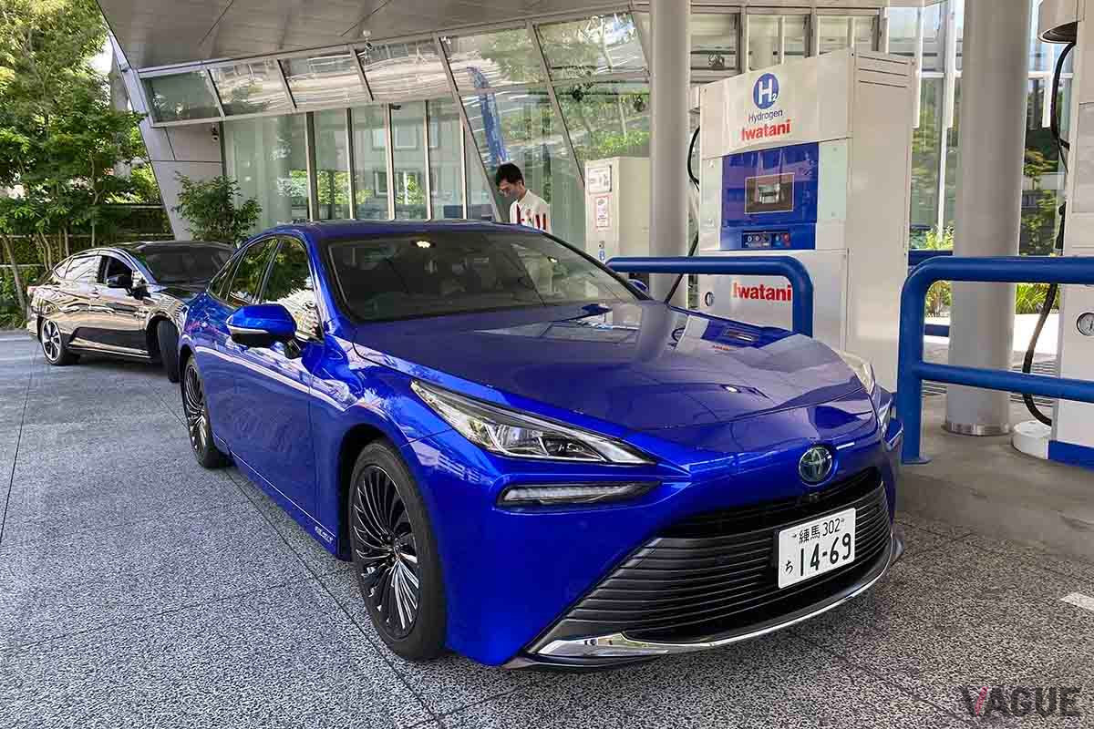 水素ステーションでの水素充填。2021年6月現在、水素1kgの価格は1100円（消費税込で1210円）だった