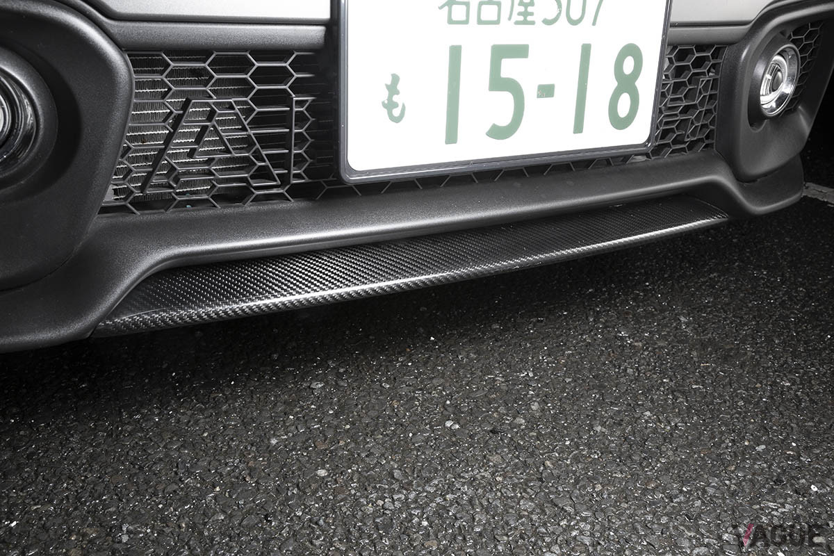 アバルト「595 モメント」の特別装備となる専用カーボンリップスポイラー
