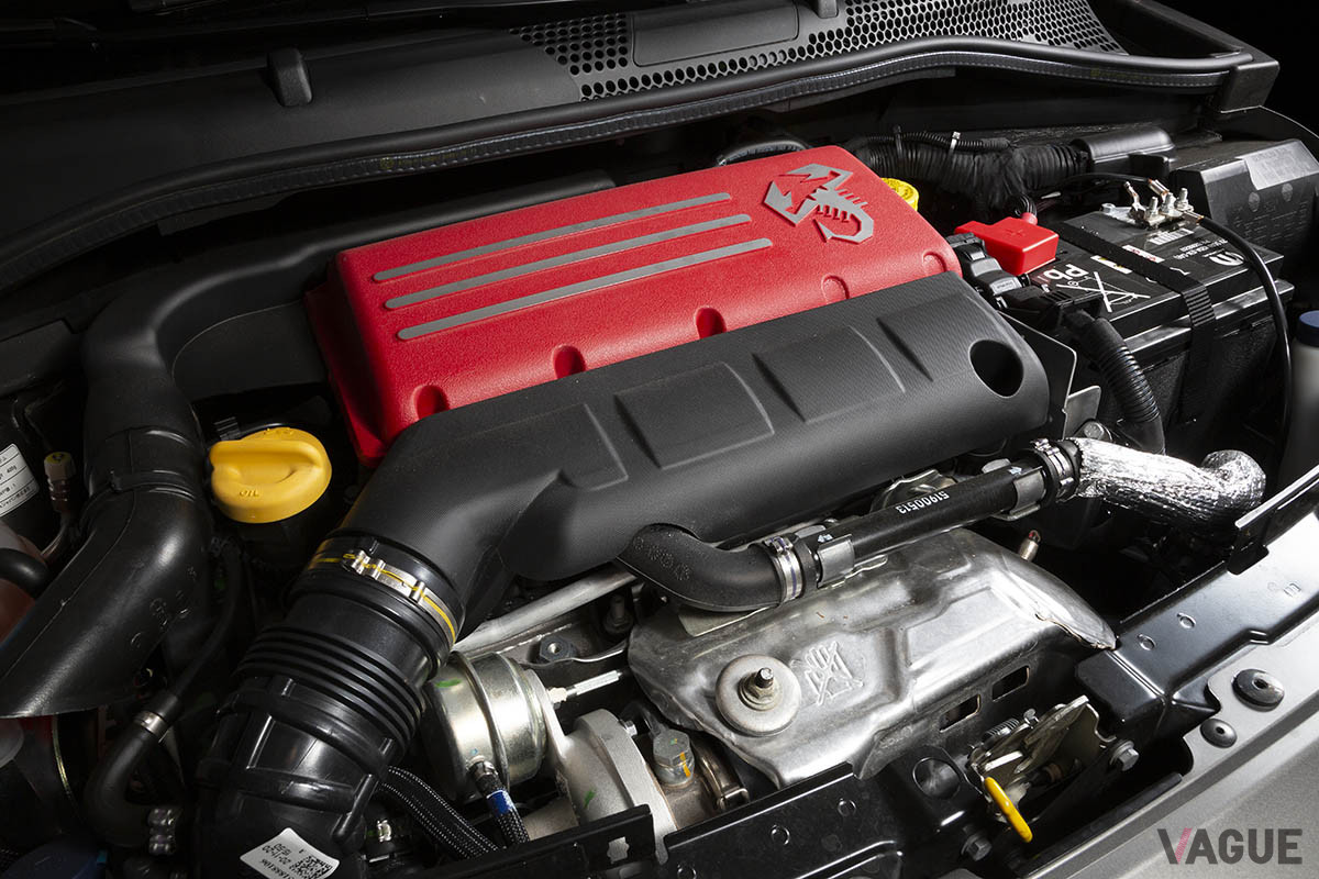 最高出力180ps／5500rpmを発揮する直列4気筒DOHC16バルブインタークーラー付ターボ