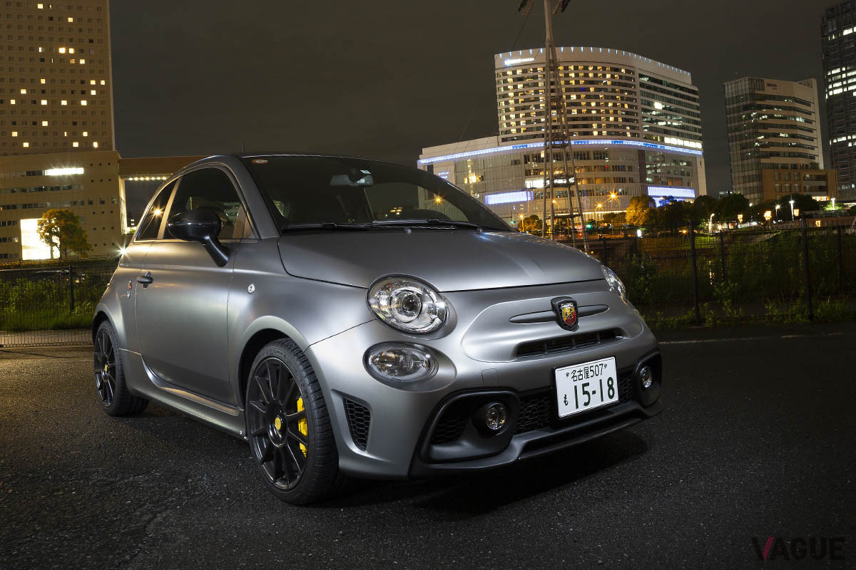 「595 モメント」の外板色は、特別ボディカラーGrigio Opaco（マットグレー）のみ