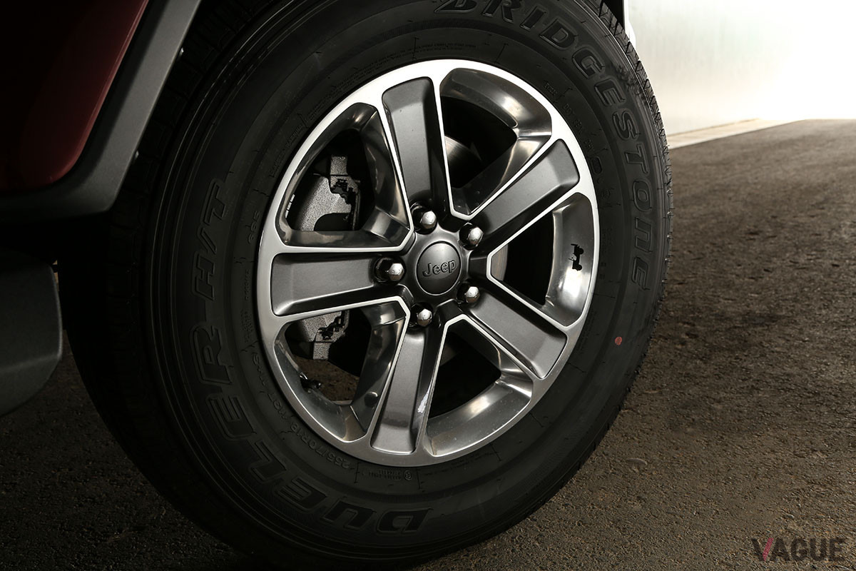 タイヤサイズは255／70R18