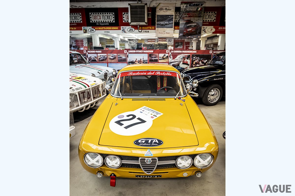 アルファ ロメオ「GTAm」（「1750GT」がベース）。1970年から1973年のアウトデルタのオフィシャルカー。1973年のベルギーのスパ24時間レースでマッシモ・ラリーニが事故死。スクーデリア デル ポルテッロがFCAヘリテージとコラボしレストア。27番はピッキー・デ・アダミッチが1970年にニュルブルリング6時間で優勝した時のゼッケン