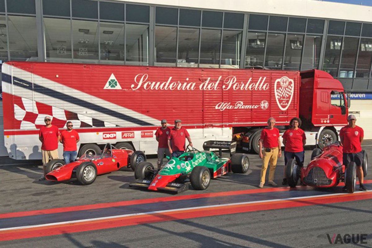 スクーデリア デル ポルテッロのトランスポーターを前にアルファ ロメオ 歴代F1が並ぶ。左からデトマゾ―アルファ ロメオ、アルファ ロメオ「183T」、「アルフェッタ158」