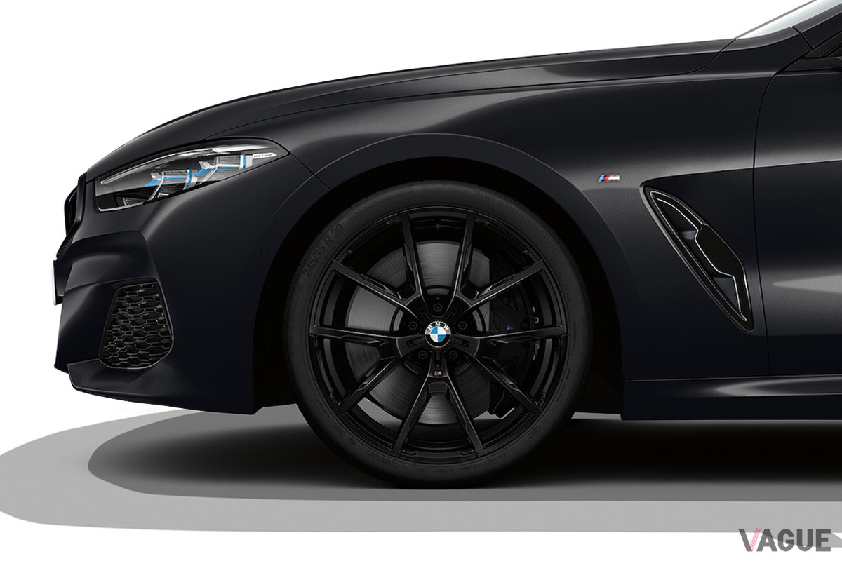 20インチMライトアロイホイール728M、Mスポーツ ブレーキキャリパーなどもブラックで統一。写真はBMW「840i グラン クーペ フローズン ブラック エディション」