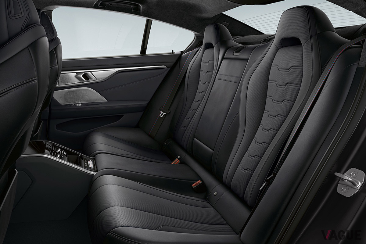 BMW Individualアルカンターラ・ルーフライナー、ブラックのエクステンデッド レザー メリノ、BMW Individualピアノブラック トリムを採用