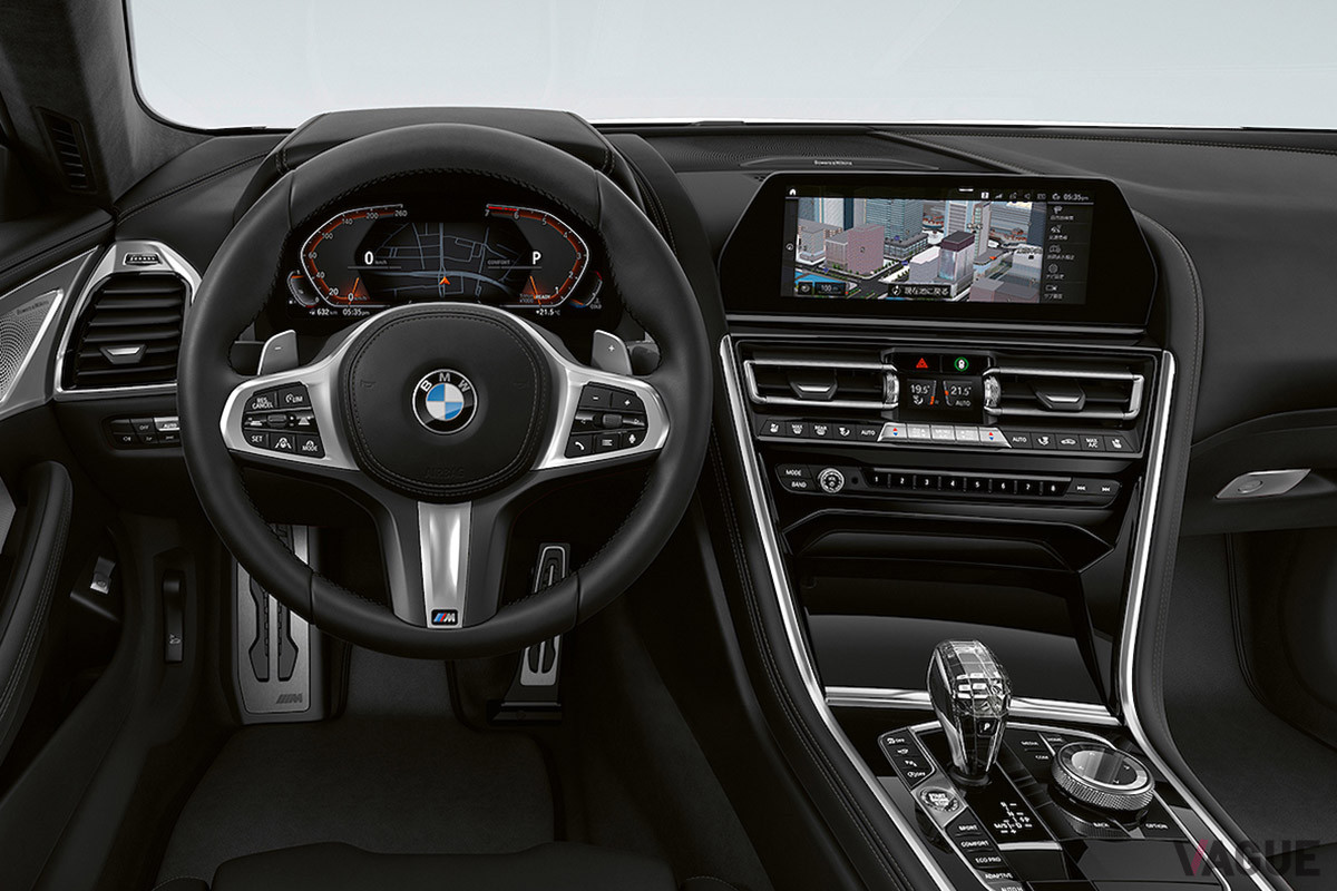 BMW Individualアルカンターラ・ルーフライナー、ブラックのエクステンデッド レザー メリノ、BMW Individualピアノブラック トリムを採用