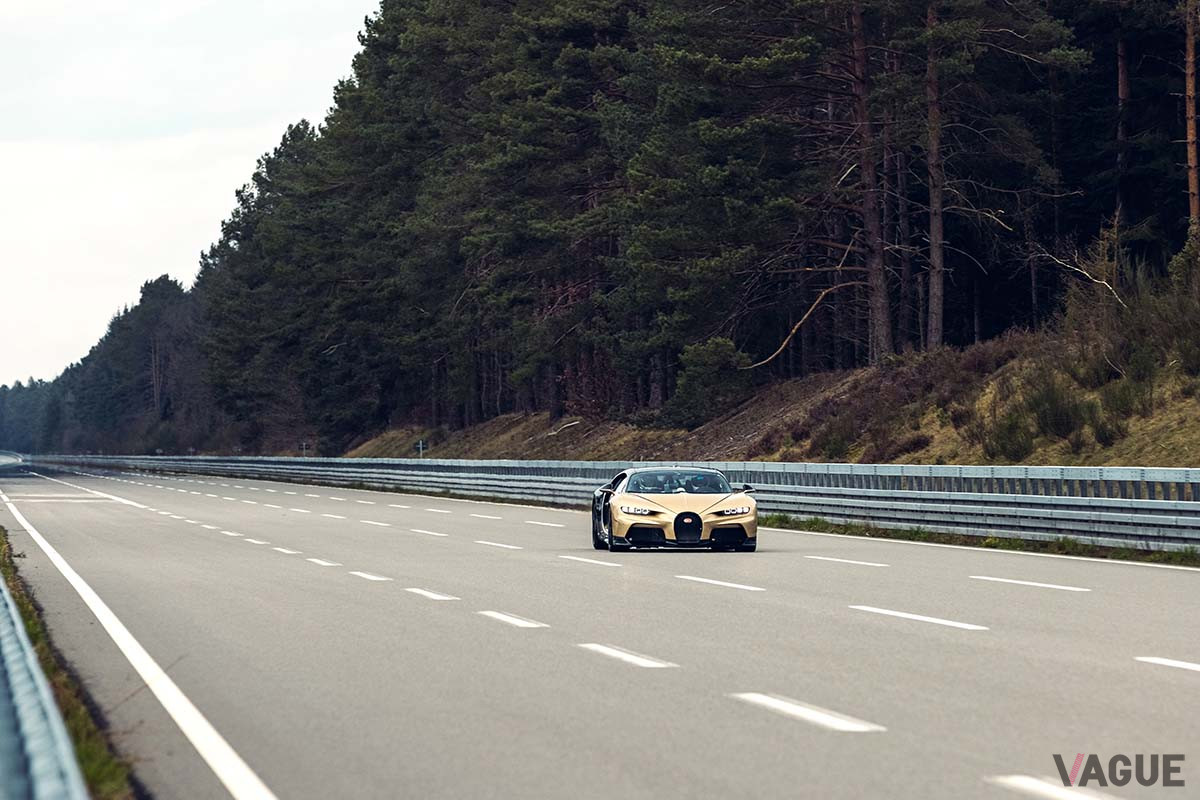 400km／hを超える「シロン・スーパースポーツ」のプロトタイプは、一瞬で地平線の彼方へと消えてしまう