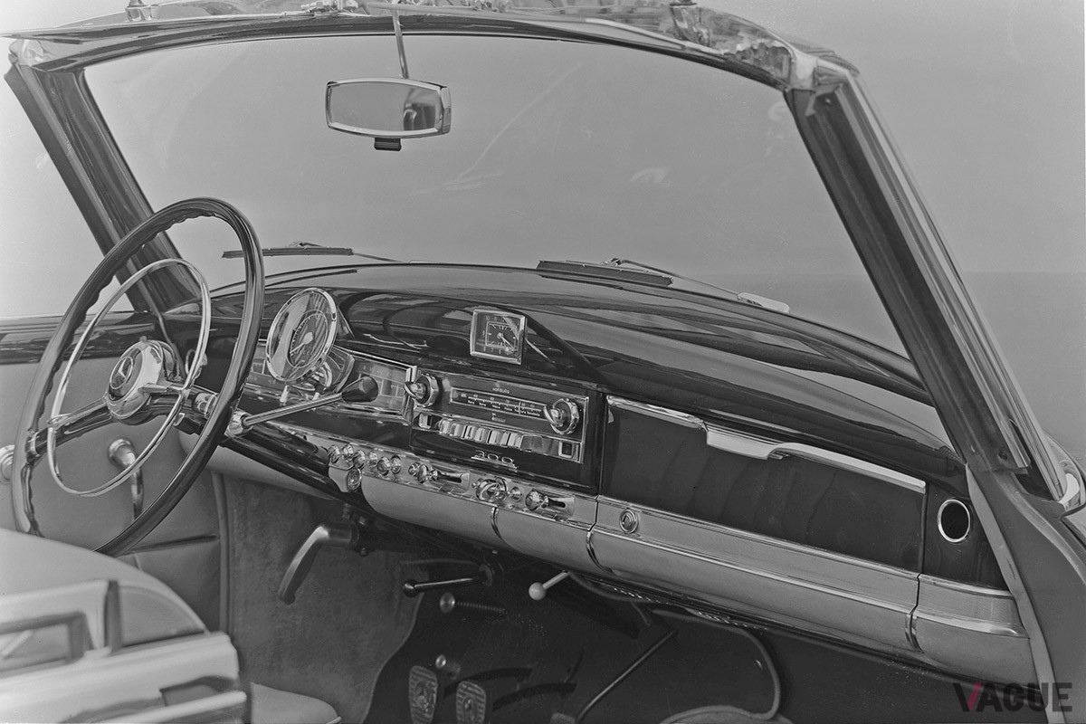 1951年のメルセデス・ベンツ「300カブリオレD」のカーラジオ。インストルメントパネルに設置された
