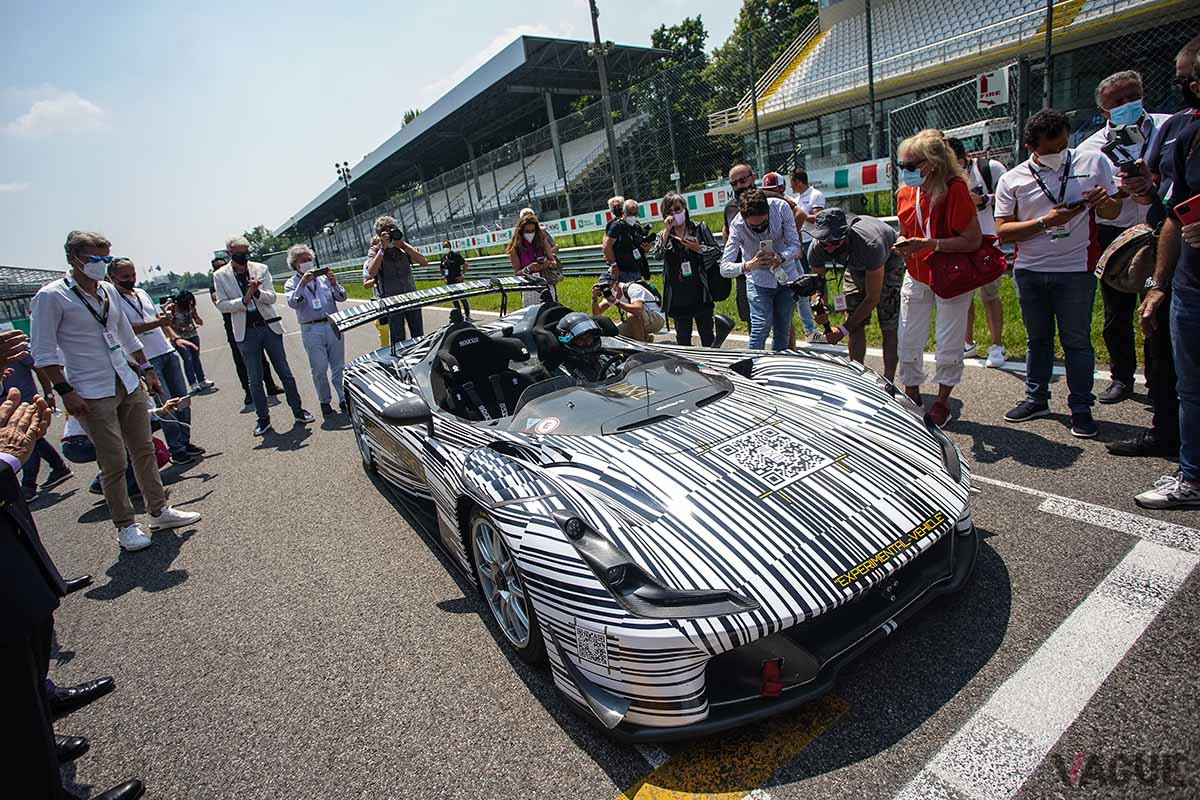 突然のアナウンスと共に、ダラーラ「ストラダーレ レーシングバージョンEXP」開発車両が登場、ドライバーはマルコ・アピチェッラ