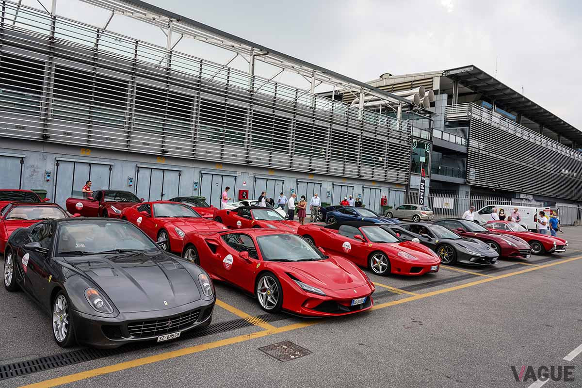 フェラーリのパレードランで走行するために集まった跳ね馬たち