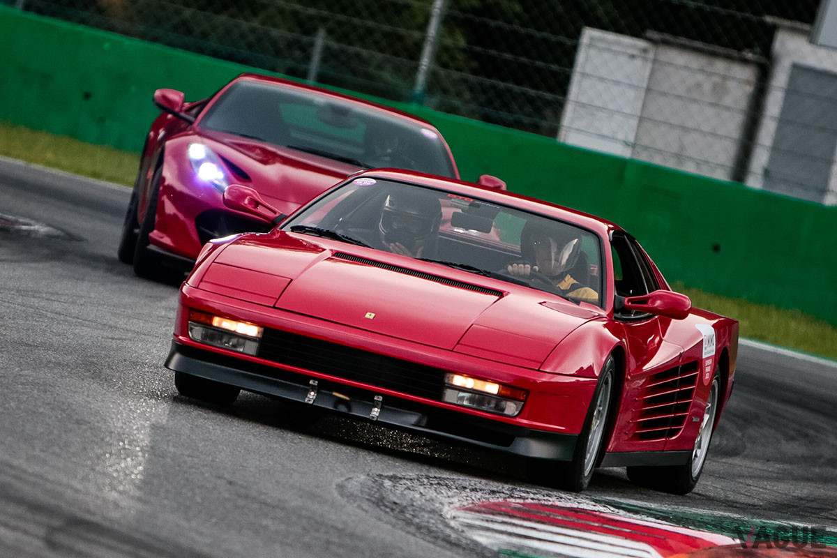 特徴的なサイドフィンを持つフェラーリ「テスタロッサ」も元気に走行