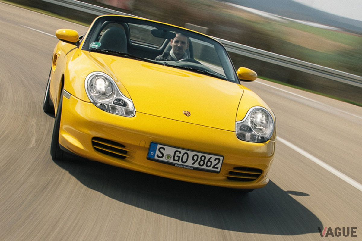 初代ボクスターは同時期の996型「911」と多くの部品を共有している。フロントサスペンションは同じものが使われており、ヘッドライト形状も同型となっている（C）Porsche AG
