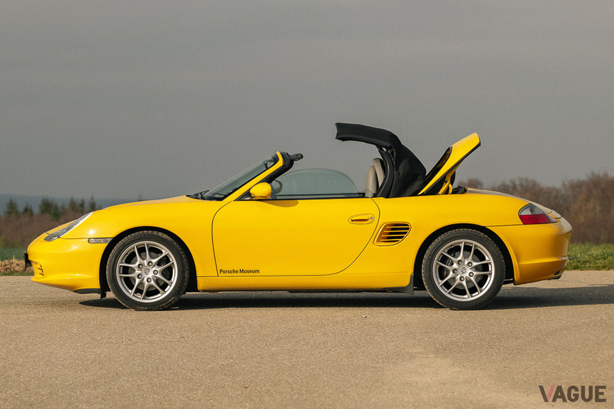 搭載されるソフトトップは12秒で開閉可能だ。2003年モデルからはリアウィンドウがビニール製からガラス製へと変更され、構造も改良されている（C）Porsche AG
