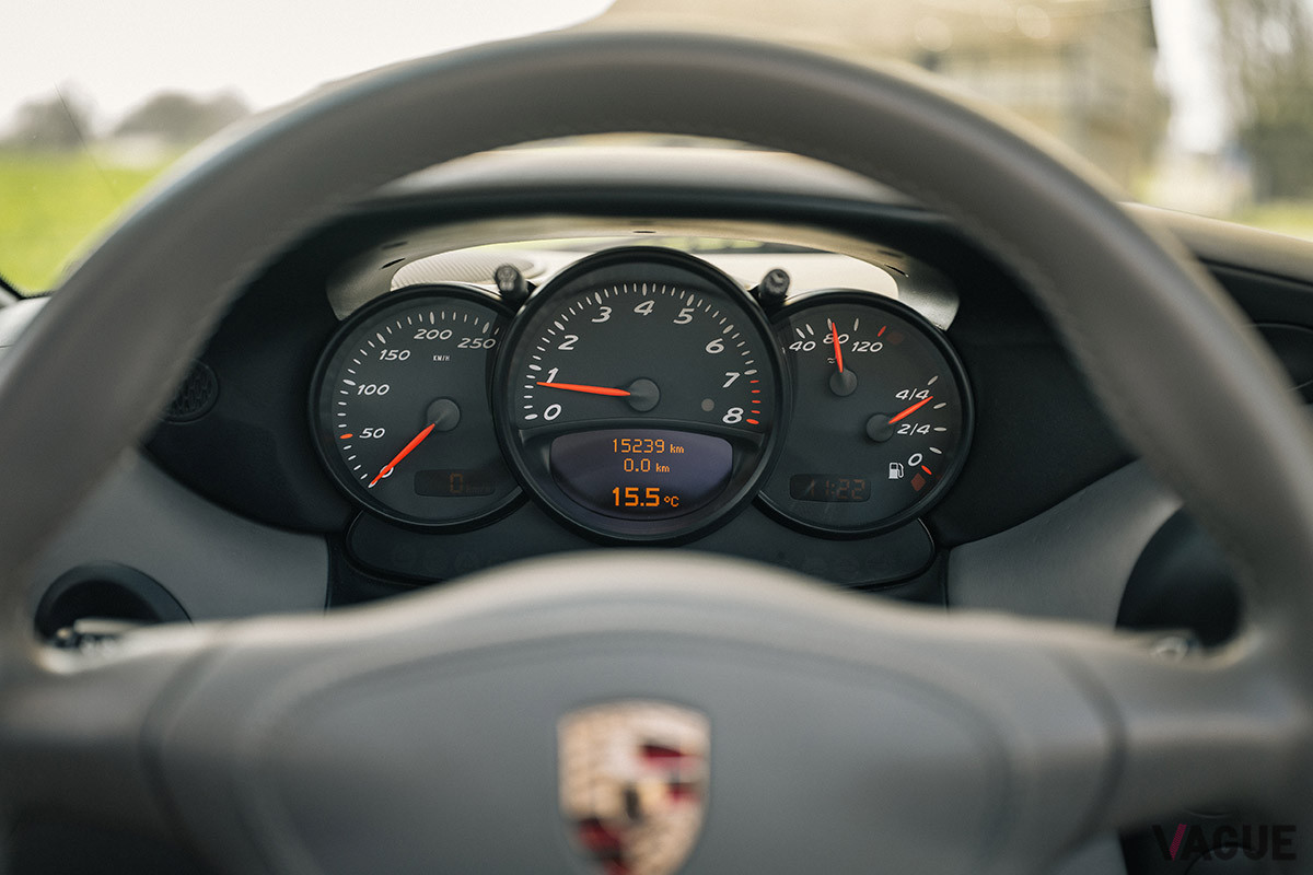 メーターまわりはレブカウンターを中心に配置。スピードメーターは250km／hスケールとなっており、メーカー公表の最高速度は240km／h（C）Porsche AG