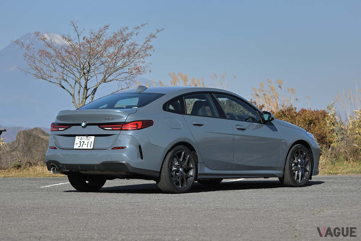 BMW「218iグランクーペ Mスポーツ」の全長は4540mm。3シリーズの全長は4715mmなので、175mm短い