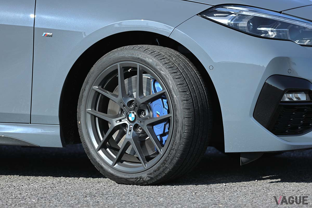 BMW「218iグランクーペ Mスポーツ」のタイヤサイズは225／40R18。Mライトアロイ・ダブルスポークスタイリング819Mというホイールになる