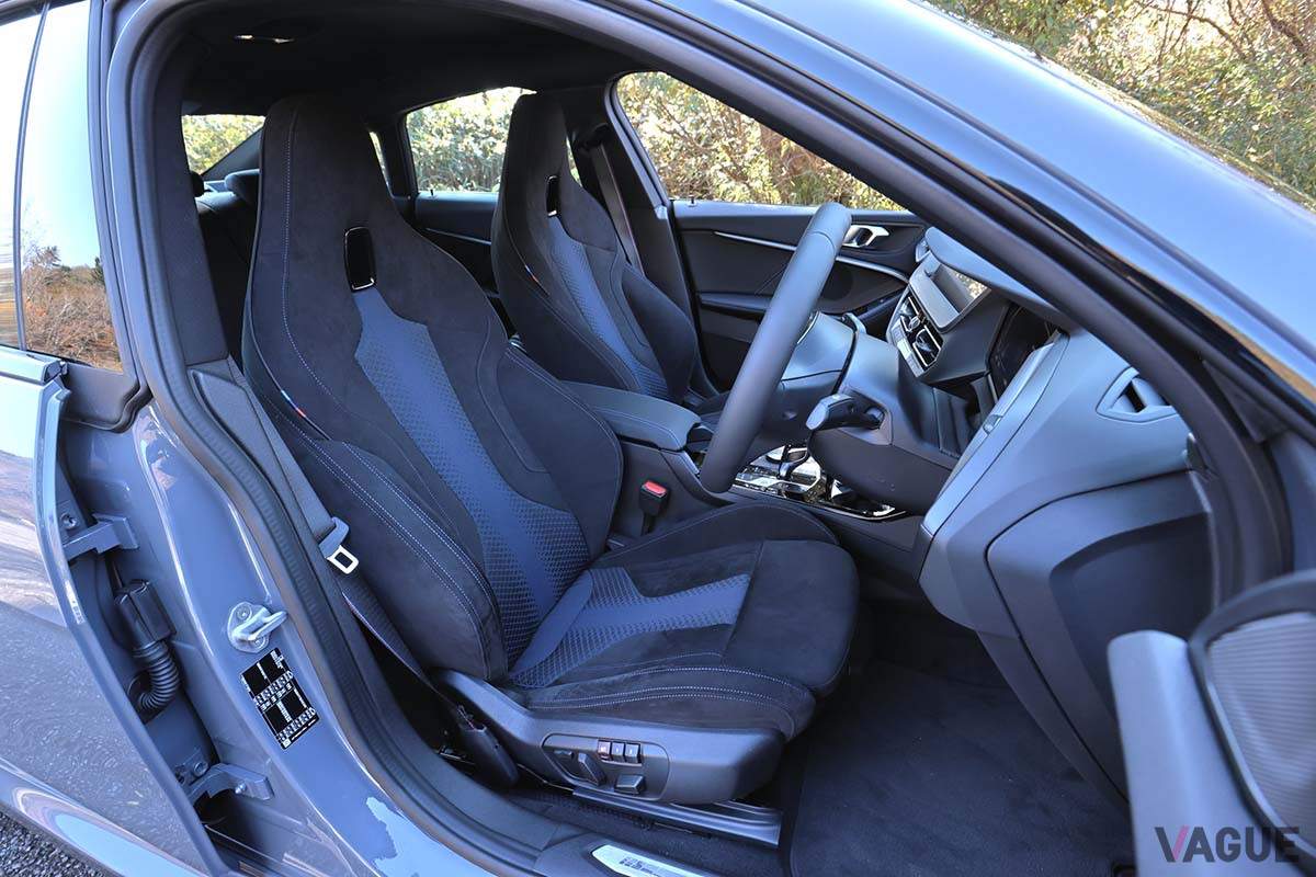 BMW「218iグランクーペ Mスポーツ」のフロントシート。バケットタイプになる