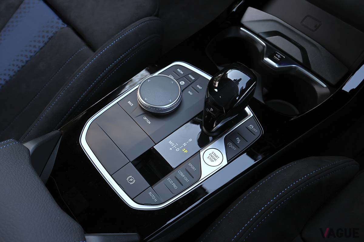 BMW「218iグランクーペ Mスポーツ」のシフトセレクター。218iのトランスミッションは7速DCT