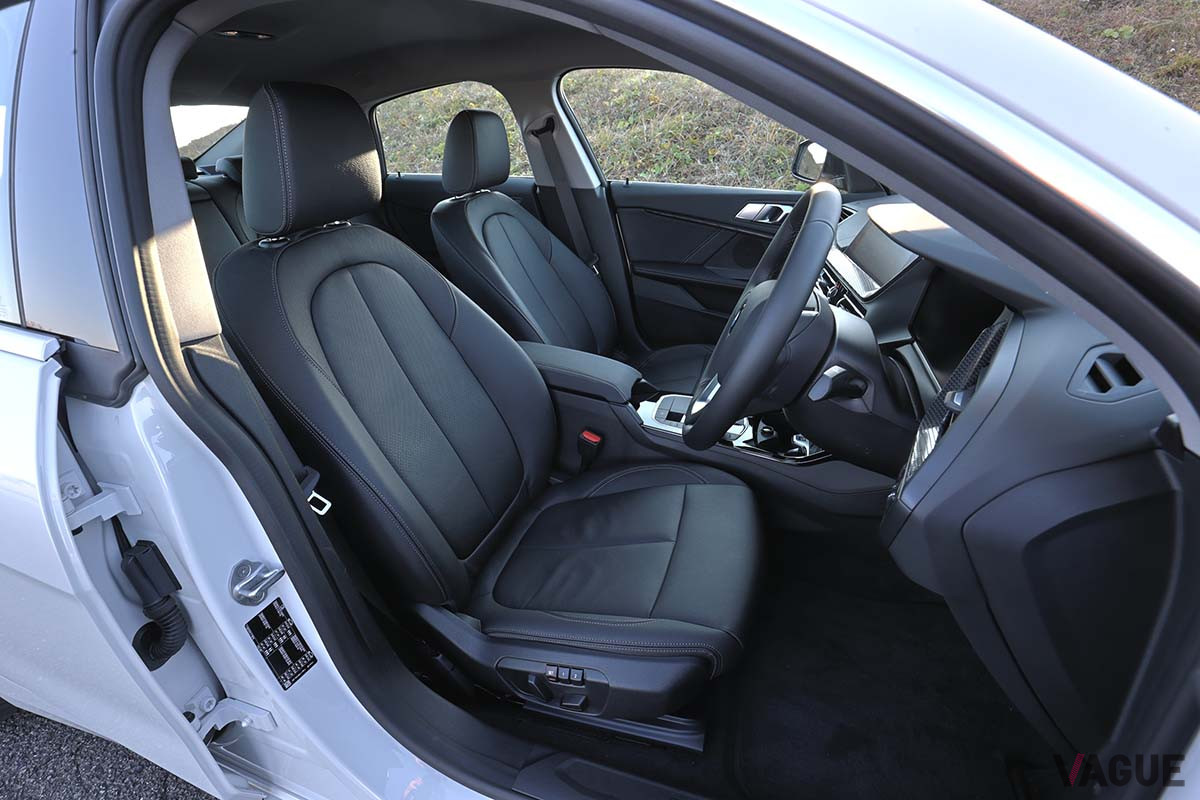 BMW「218dグランクーペ Play Edition Joy+」のフロントシート。試乗車は本革シートなどが装備されるハイラインパッケージ（オプション：25万円）を装着