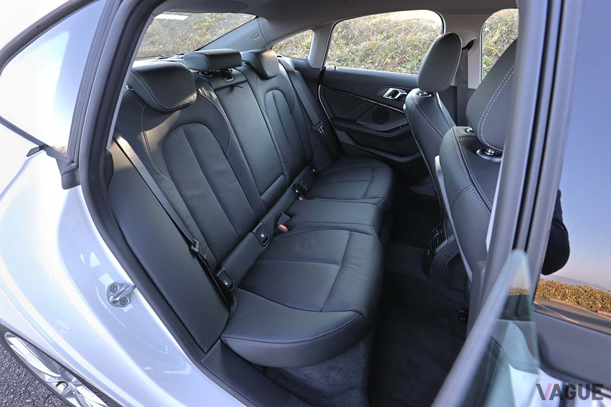 BMW「218dグランクーペ Play Edition Joy+」のリアシート