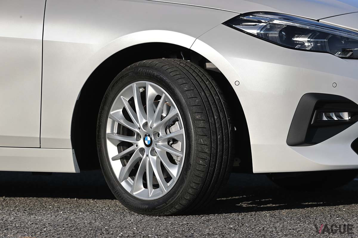 BMW「218dグランクーペ Play Edition Joy+」のタイヤサイズは205／55R16サイズ。アロイ・スタースポークスタイリング517というホイールが標準装備