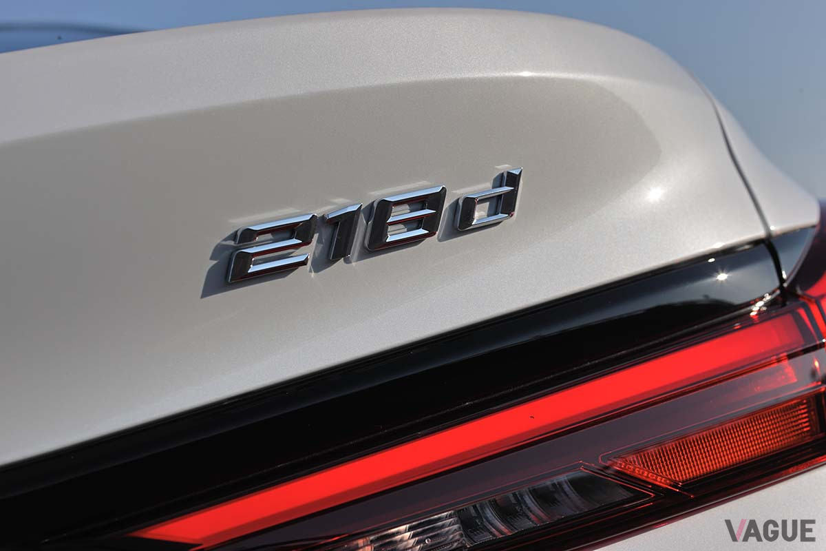 BMW「218dグランクーペ Play Edition Joy+」のエンブレム