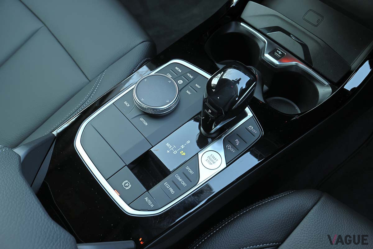BMW「218dグランクーペ Play Edition Joy+」のシフトセレクター。218dのトランスミッションは8速ATになる
