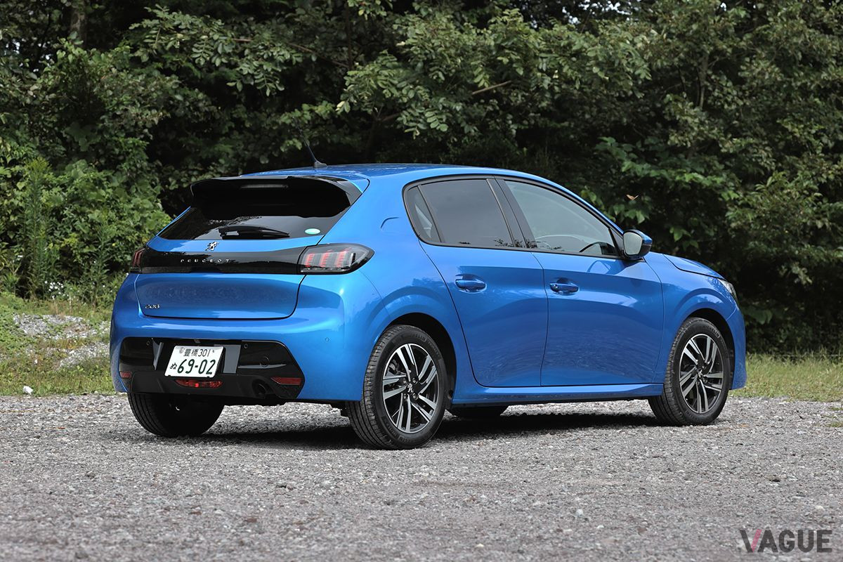 2020年7月に日本にやってきたコンパクトモデル新型「208」がプジョーを牽引している