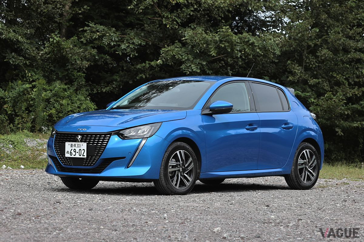 2020年7月に日本にやってきたコンパクトモデル新型「208」がプジョーを牽引している